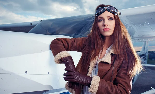 Kvinna pilot framför flygplan — Stockfoto