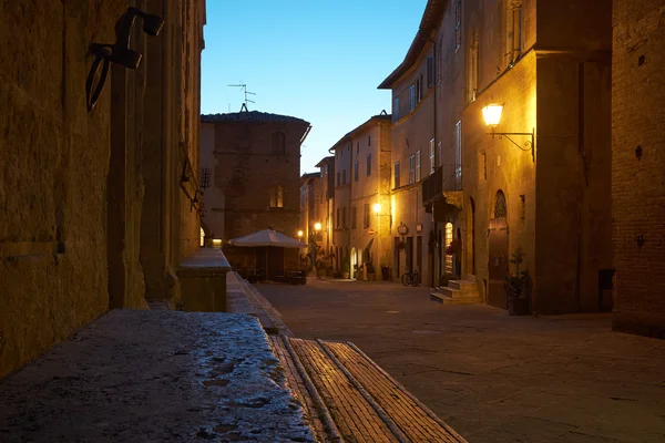 Verlichte straat van pienza — Stockfoto