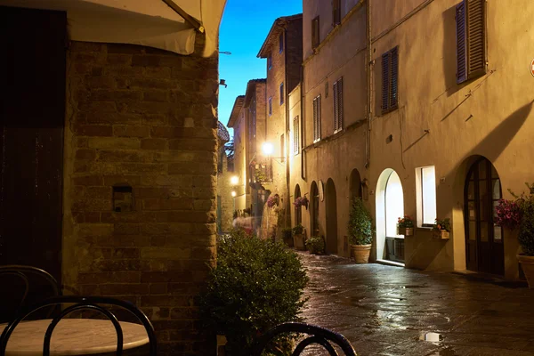 Calle iluminada de Pienza — Foto de Stock