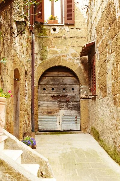 Rue vintage décorée de fleurs — Photo