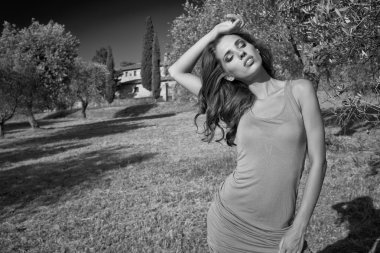 zeytin ağaçları arasında kadın