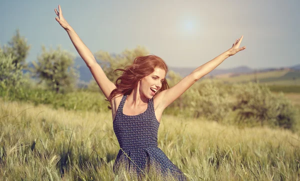 Mujer en campo de trigo disfrutando —  Fotos de Stock