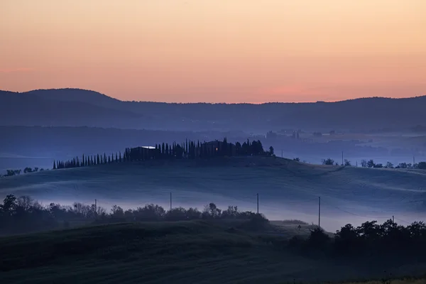 Niebla toscana. Paisaje en Italia — Foto de Stock