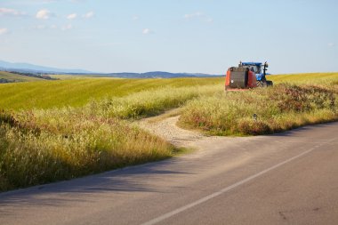 Traktör Toskana alanları