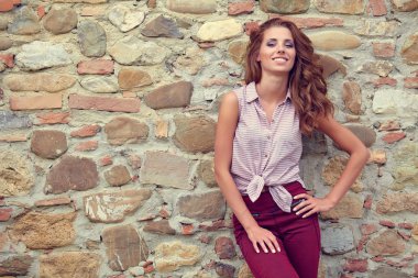 kadın ülke evin terasında