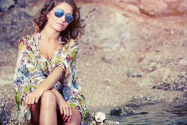 Young girl in dress on coast — Stock Photo, Image