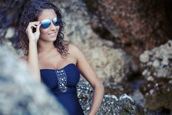 Menina de biquíni nadando no mar — Fotografia de Stock