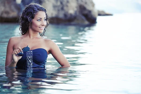 Chica en bikini nadando en el mar — Foto de Stock
