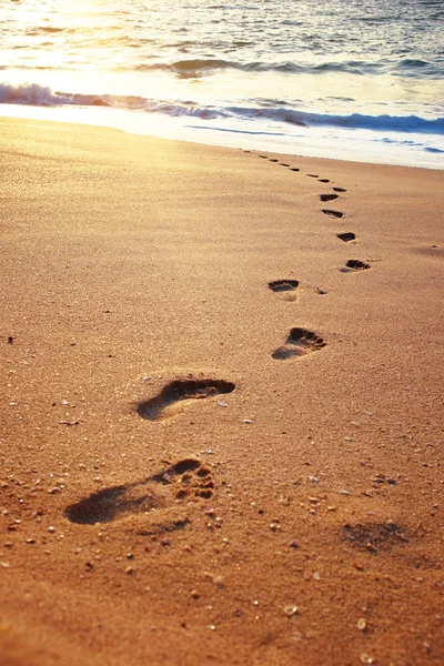 Stopy na písku na pláži — Stock fotografie