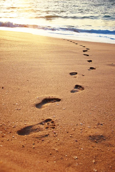 Huellas en la playa arena — Foto de Stock