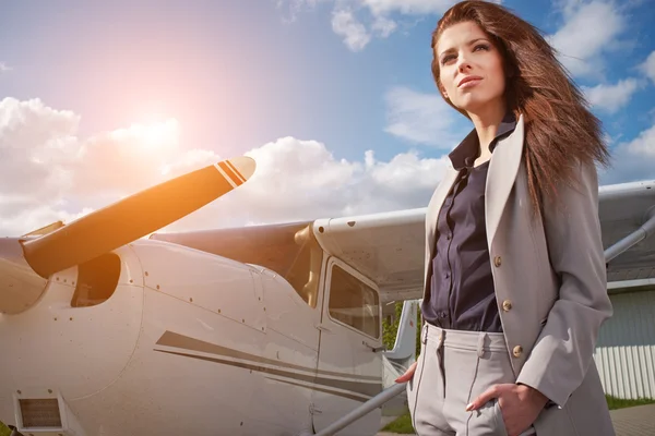 Geschäftsfrau vor Flugzeug — Stockfoto