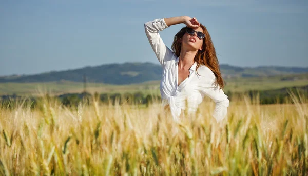 Mulher no campo de trigo desfrutando — Fotografia de Stock