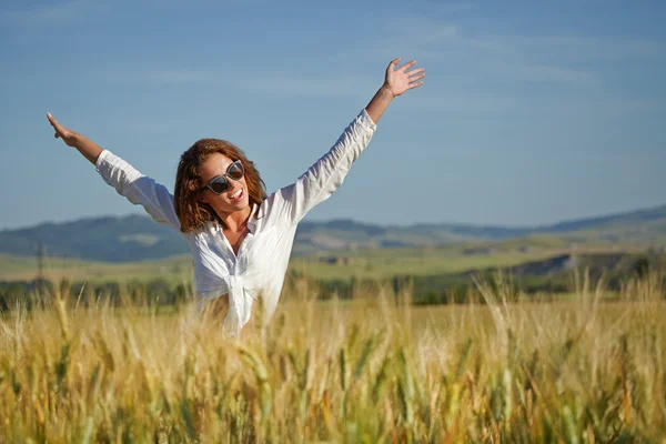 Femme dans le champ de blé appréciant — Photo