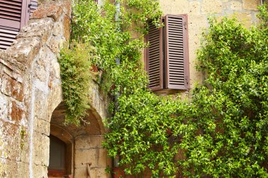 İtalyan kasabasında Ortaçağ Caddesi