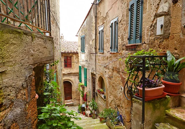 Strada medievale nella città italiana — Foto Stock