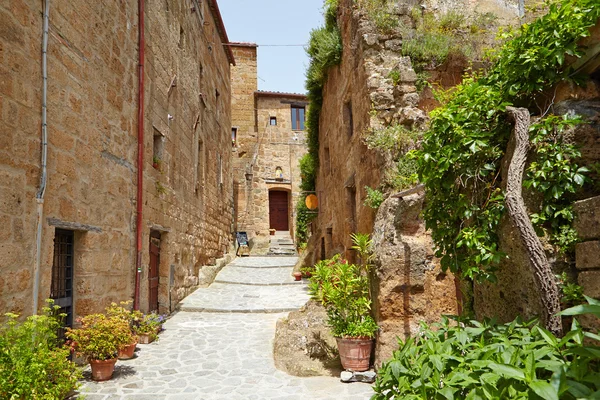 Středověká ulice v italském městě — Stock fotografie
