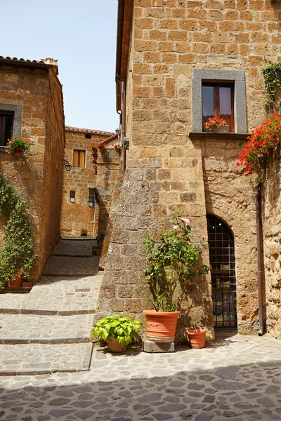 Mittelalterliche Straße in der italienischen Stadt — Stockfoto