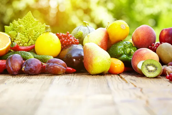 Produtos hortícolas e frutas orgânicos frescos — Fotografia de Stock