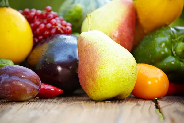 Fresh organic vegetables and fruits — Stock Photo, Image