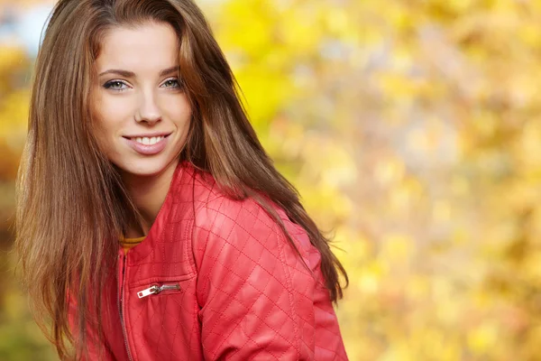 Mode vrouw wandelen in het park — Stockfoto