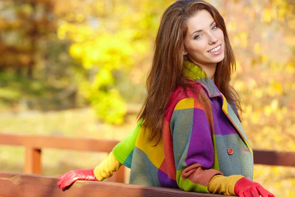 Mujer de moda caminando en el parque —  Fotos de Stock