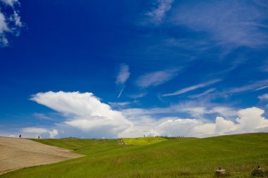 güneşli bir gün tepelerde Toskana, İtalya 
