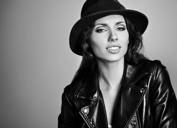 Woman in leather jacket and hat, studio B W shot. — Stock Photo, Image