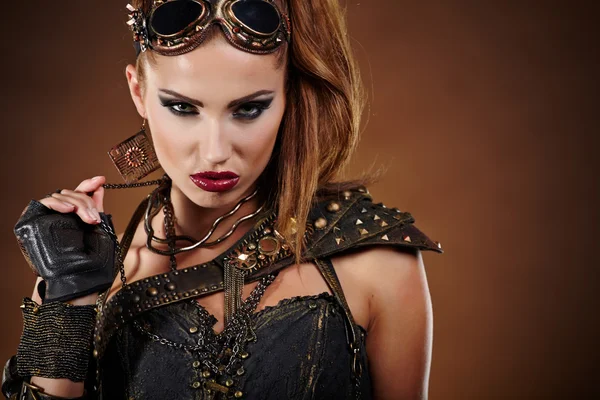 Mulher Steampunk sobre fundo de artilharia. .. Moda de fantasia de cov — Fotografia de Stock