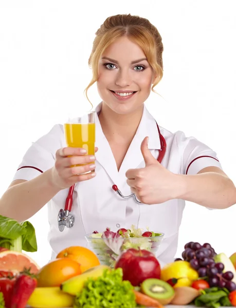 Medico dietista raccomandando cibo sano — Foto Stock