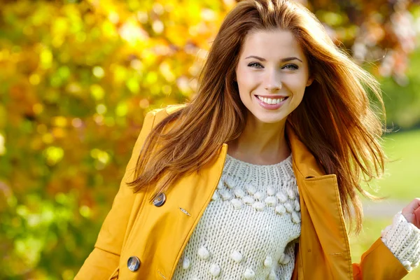 Vrouw in een park in de herfst — Stockfoto