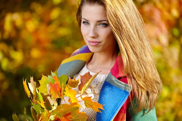 Frau im Herbst in einem Park — Stockfoto