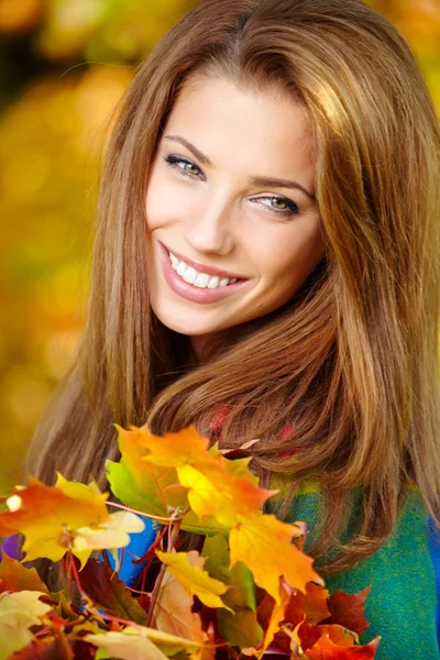 Vrouw in een park in de herfst — Stockfoto