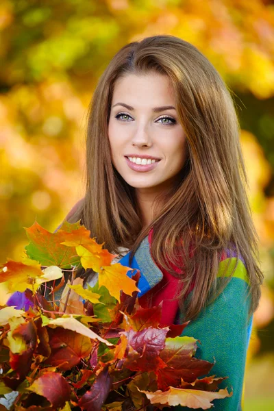 Donna in un parco in autunno — Foto Stock