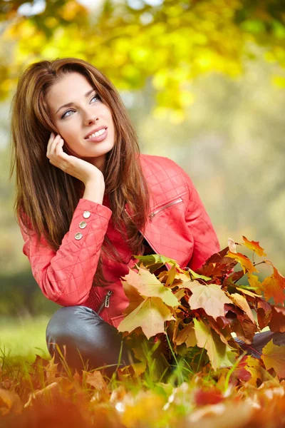 Vrouw in een park in de herfst — Stockfoto