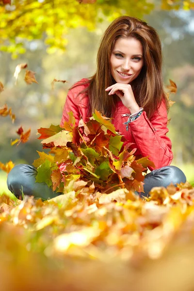 Donna in un parco in autunno — Foto Stock