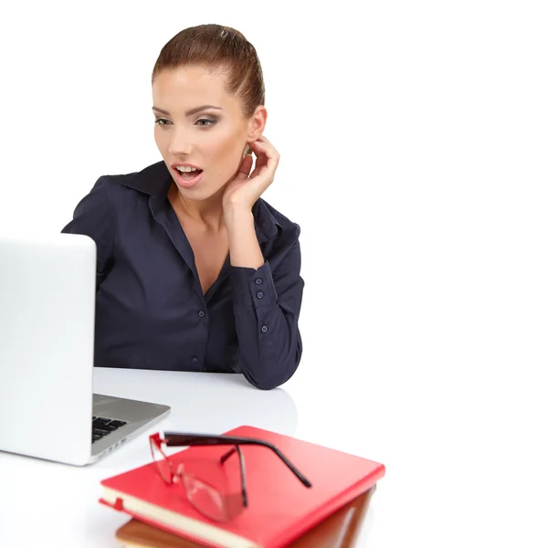 Mulher de negócios com um laptop — Fotografia de Stock