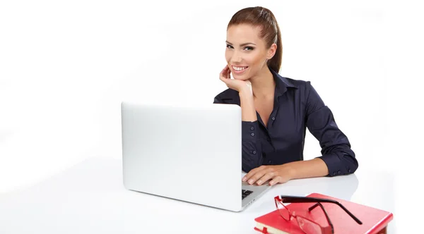 Mujer de negocios con un ordenador portátil — Foto de Stock