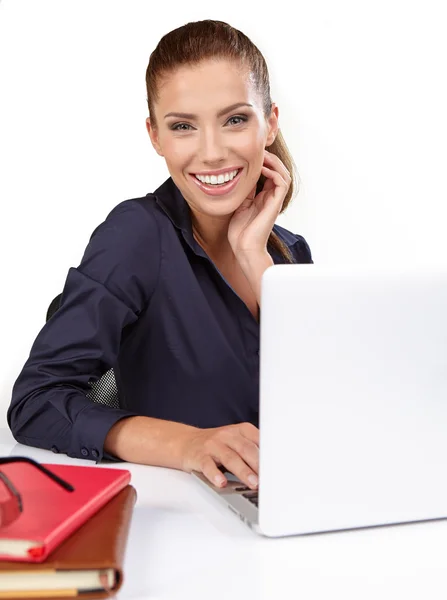 Donna d'affari con un computer portatile — Foto Stock