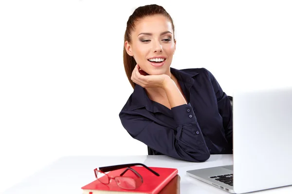 Mujer de negocios con un ordenador portátil — Foto de Stock