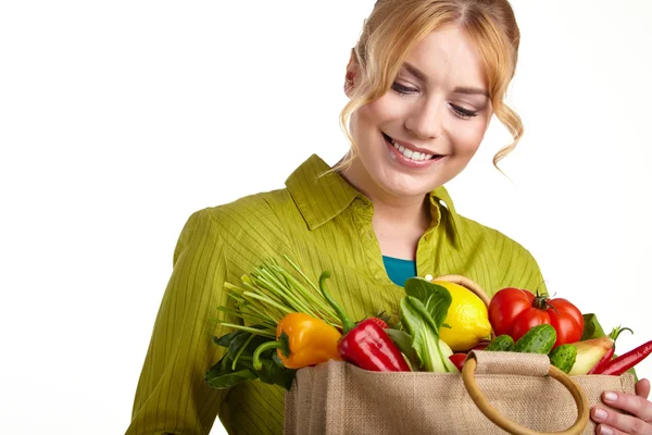 Mujer sosteniendo bolsa llena de comestibles — Foto de Stock