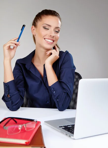 Donna con un computer portatile — Foto Stock