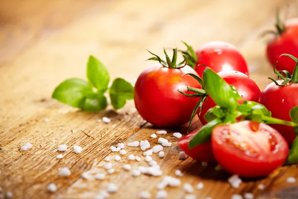 Eski masanın üzerinde yatan domates — Stok fotoğraf