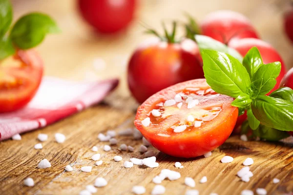 Eski masanın üzerinde yatan domates — Stok fotoğraf