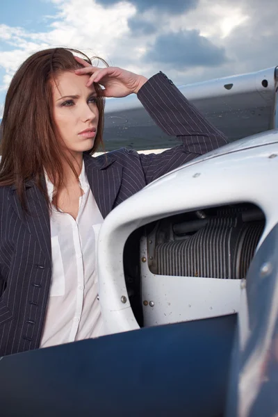 Femme d'affaires debout près de son avion privé — Photo