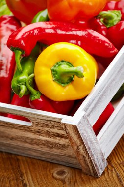 bir ahşap kutu içinde biber