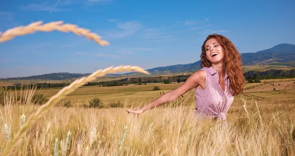 Woman in golden wheat — Stock Photo, Image