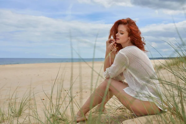 Mädchen Sonnen Sich Weißen Sandstrand — Stockfoto