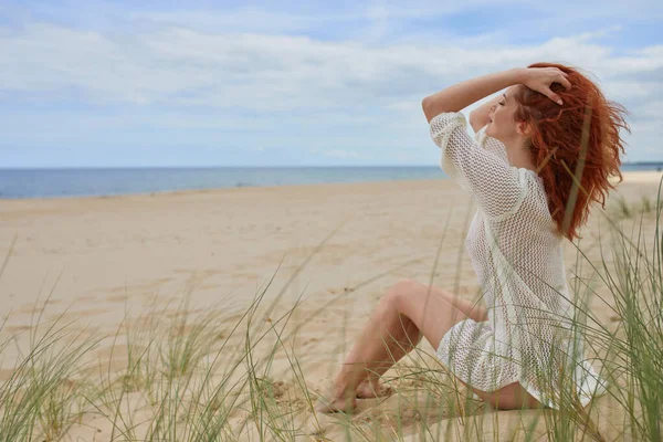 Κορίτσι Ηλιοθεραπεία Λευκή Άμμο Παραλία — Φωτογραφία Αρχείου