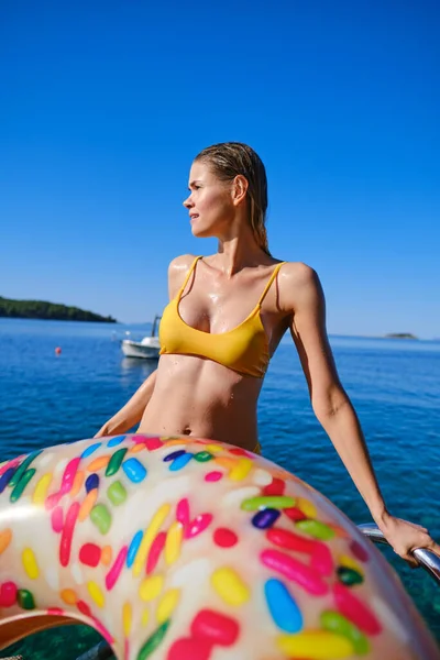 Feliz Mujer Sonriente Bikini Sombrero Sol Playa Mar —  Fotos de Stock