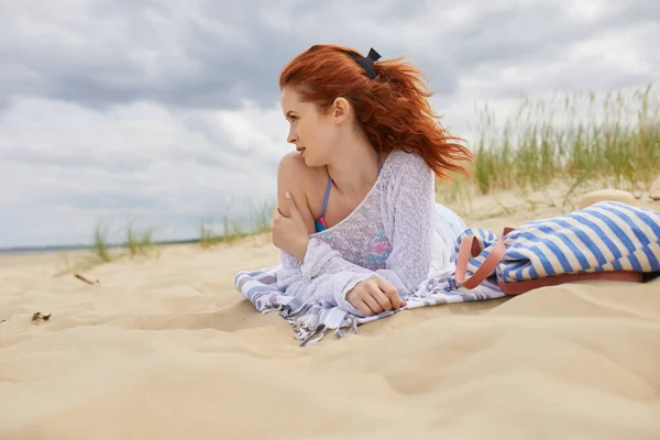 Schöne Rothaarige Frau Strand Lächelt — Stockfoto